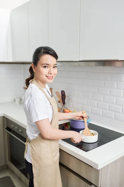 Jong Aantrekkelijk Aziatisch Vrouw Koks Een Keuken Saute — Stockfoto