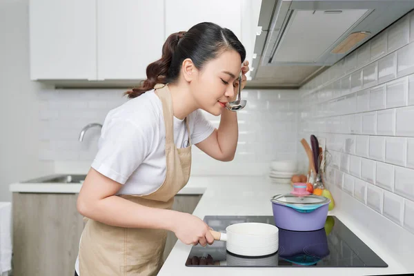 Młoda Kobieta Gotuje Kuchni Stojąc Przy Kuchence Zdrowy Styl Życia — Zdjęcie stockowe