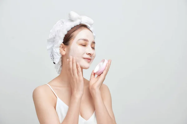 Spa Wanita Asia Menerapkan Masker Tanah Liat Wajah Konsep Keindahan — Stok Foto