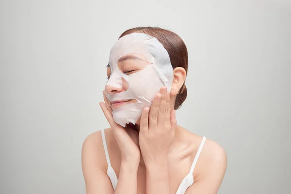 Menina Com Máscara Facial Olhando Para Câmera Sobre Fundo Branco — Fotografia de Stock