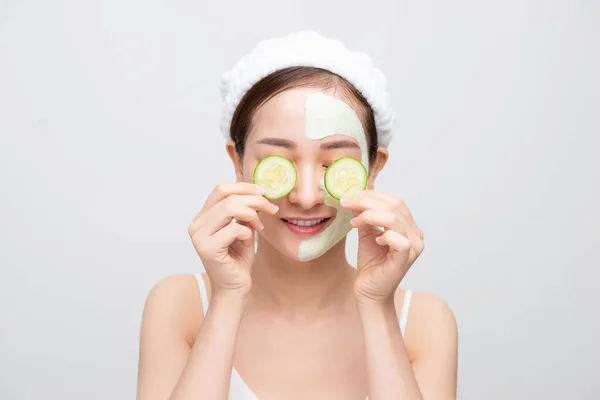 Portret Van Jonge Aziatische Vrouw Met Klei Masker Houden Komkommer — Stockfoto