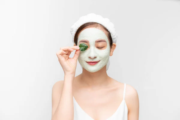 头戴毛巾 脸上戴白色营养面罩 手里拿着绿叶 白色背景孤立的艾塞恩妇女的美丽肖像 Skincare Cleansing Eco Organic Cosmetic Spa — 图库照片