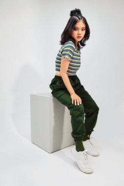 Beyaz arka planda renkli makyajlı güzel Asyalı kadın portresi.