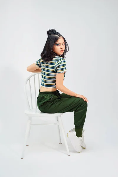 Piękne Azji Dziewczyna Modne Croptop Siedzi Stołku Patrząc Aparat — Zdjęcie stockowe