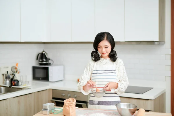 Mooie Aziatische Vrouw Een Professionele Keuken Bereidt Het Deeg Met — Stockfoto