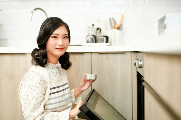 Γυναίκα Βάλει Ακατέργαστη Ζύμη Στο Φούρνο Closeup Κουζίνα Χρόνος Μαγειρέματος — Φωτογραφία Αρχείου