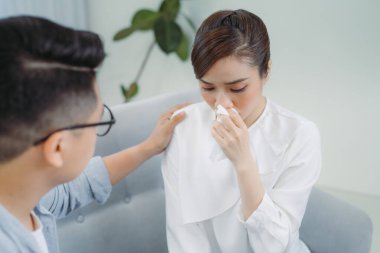 Gözlüklü yetişkin adam not alıyor. Ofisteki müşterisiyle aile sorunlarını çözüyor..