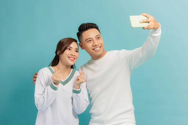 Feliz Jovem Casal Mostrando Estilo Coreano Coração Tomar Uma Selfie — Fotografia de Stock