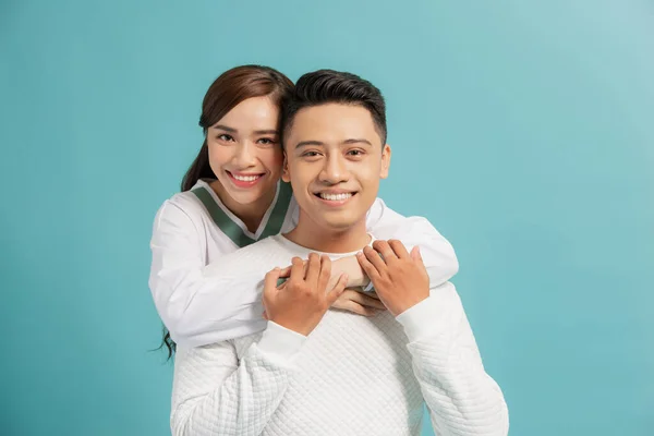 Imagem Feliz Jovem Casal Amoroso Abraço Isolado Sobre Fundo Azul — Fotografia de Stock