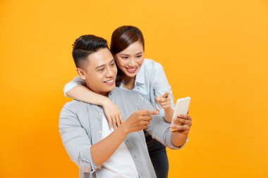 Birkaç arkadaş gülüyor ve akıllı bir telefonla eğleniyor.