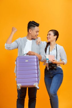 Hafta sonları yurtdışına seyahat eden yolcular. Uçak yolculuğu konsepti. Pasaport biletleri.