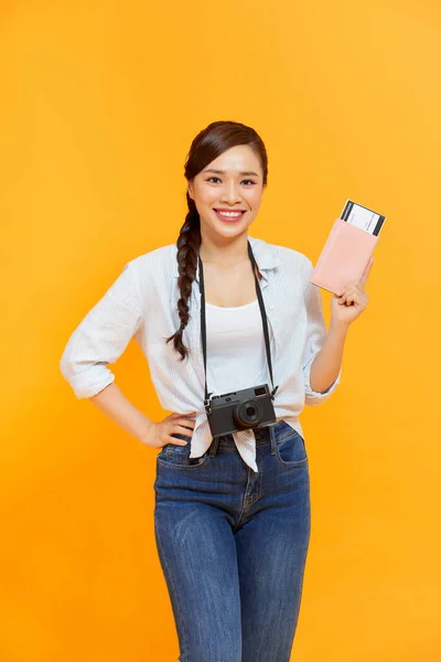 Портрет Молодой Азиатки Паспортом Улыбкой Счастливые Люди Концепция Путешествия — стоковое фото