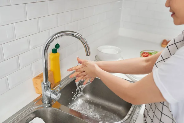 Mujer Lavándose Las Manos Fregadero Cocina — Foto de Stock