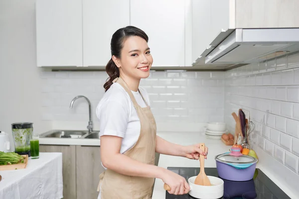 Donna Che Cucina Deliziosa Cena Casa — Foto Stock