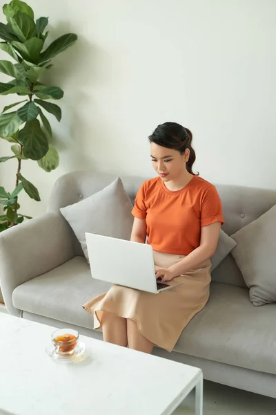 Schöne Junge Frau Mit Laptop Hause — Stockfoto