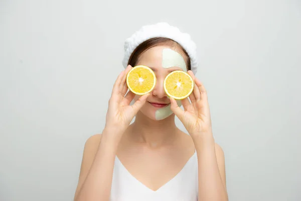 Jonge Aziatische Vrouw Met Gezichtsmasker Met Plakjes Sinaasappel Witte Achtergrond — Stockfoto