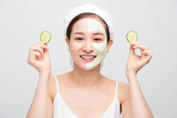 Mulher Asiática Jovem Atraente Com Máscara Barro Segurando Peça Fruta — Fotografia de Stock