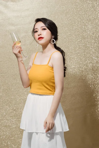 Feminino Asiático Modelo Levantando Copo Champanhe Sobre Espumantes Fundo — Fotografia de Stock