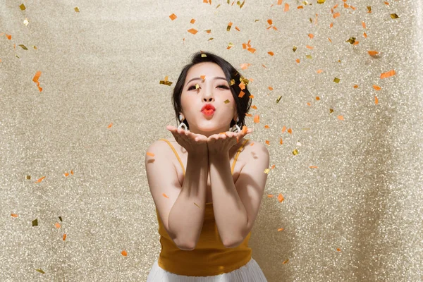 Alegre Joven Asiática Mujer Soplando Confeti Cámara — Foto de Stock