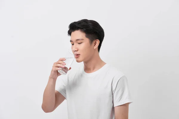 Een Man Een Shirt Broek Een Witte Achtergrond Drinkwater Uit — Stockfoto