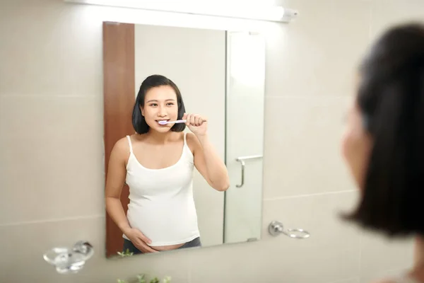 Wanita Hamil Muda Menggosok Gigi Kamar Mandi — Stok Foto