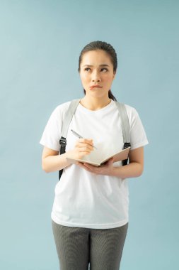 Kafası karışmış, kararsız, kaşlarını çatmış, hoşnutsuzluğa düşmüş, elinde günlükle yeni bir deneme yazmayı düşünüyor.