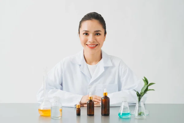 Vědec Dermatolog Testující Organický Přírodní Kosmetický Přípravek Laboratoři — Stock fotografie