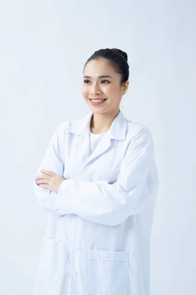 Retrato Médico Sonriente Alegre Uniforme Blanco Pie Con Las Manos —  Fotos de Stock