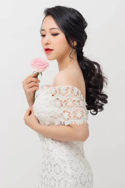 Joven Dama Asiática Alegre Vistiendo Vestido Blanco Sosteniendo Ramo Flores —  Fotos de Stock
