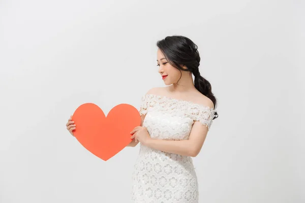 Atraente Jovem Mulher Asiática Segurando Forma Amor Vermelho Sobre Fundo — Fotografia de Stock
