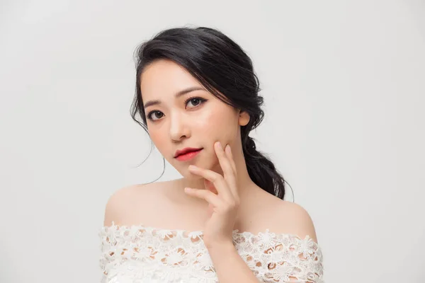 Retrato Jovem Elegante Mulher Asiática Com Vestido Branco Isolado Fundo — Fotografia de Stock