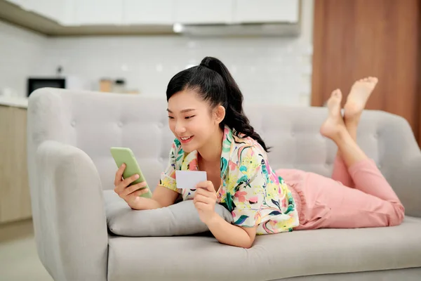 Mladá Usměvavá Asijská Žena Pomocí Smartphone Nákup Line Nakupování Kreditní — Stock fotografie
