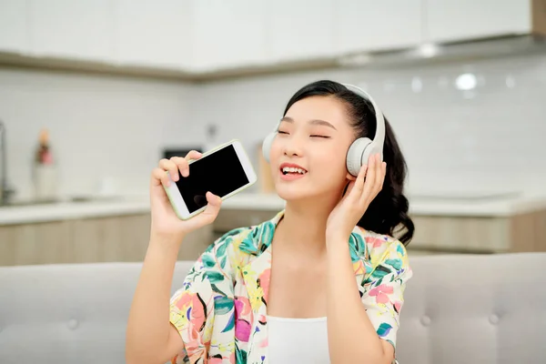 Hermosa Mujer Joven Emocionalmente Complacida Sofá Casa Escuchando Música Con —  Fotos de Stock