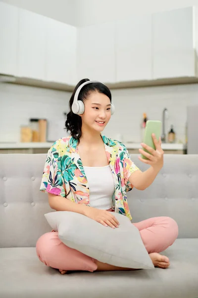 Portrait Belle Jeune Femme Asiatique Utiliser Téléphone Portable Intelligent Avec — Photo