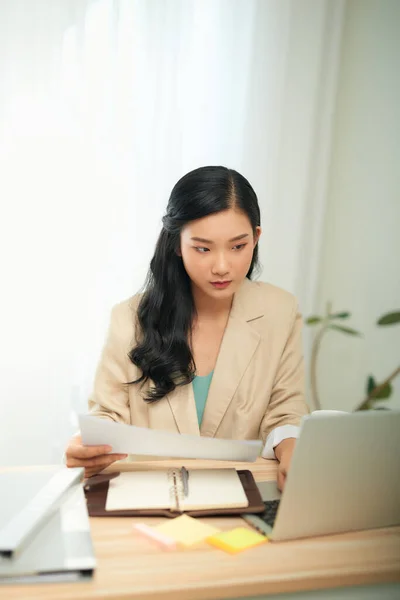 Aziatische Zakenvrouw Moeder Werken Thuis Met Notebook Computer Concept Voor — Stockfoto