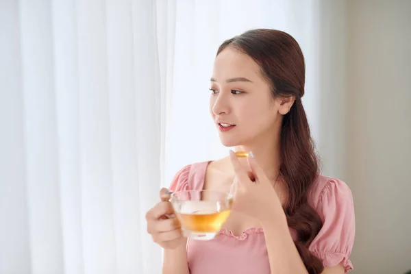 Retrato Jovem Mulher Asiática Comendo Pílula Vitamínica Para Cuidados Saúde — Fotografia de Stock
