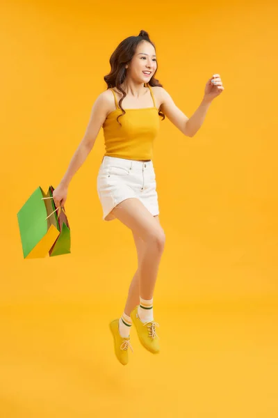 Atractiva Mujer Feliz Saltando Corriendo Sosteniendo Bolsas Compras Sobre Fondo — Foto de Stock