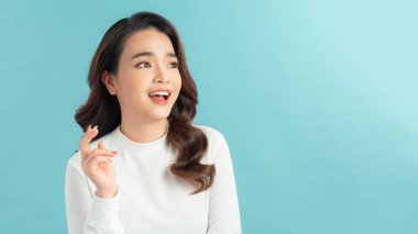 Şaşırmış genç Asyalı kadın mutlu çığlıklar atıyor. Neşeli yüzlü neşeli kız..