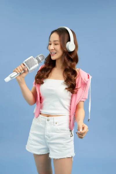 Boldog Fiatal Ázsiai Énekel Mikrofonnal Énekel Fejhallgató Felett Kék Háttér — Stock Fotó