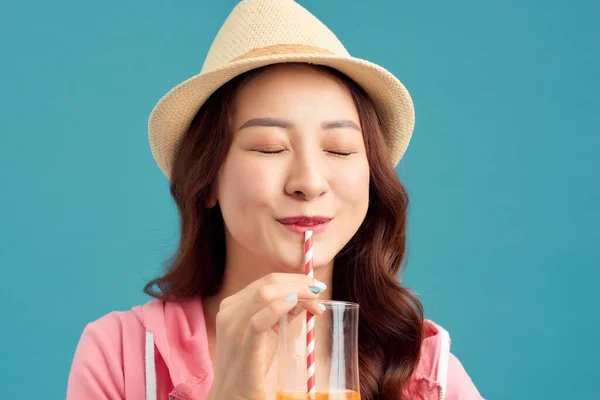 Alegre Você Mulher Asiática Bebendo Suco Frutas Vestindo Chapéu Palha — Fotografia de Stock