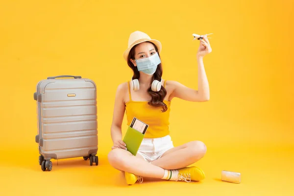 여행을 가방과 여권을 여행을 떠나는 아시아 관광객들은 바이러스로부터 자신을 보호하기 — 스톡 사진