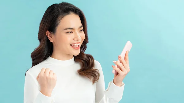 Mujer Joven Sobre Fondo Azul Aislado Sorprendido Enviando Mensaje — Foto de Stock