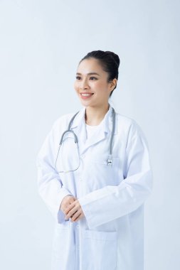 Beyaz üniformalı kadın doktor kollarını kavuşturmuş duruyor. soyutlanmış kadın portresi.