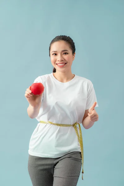 Hermosa Mujer Deportiva Usando Cinta Métrica Comiendo Fruta Manzana Mostrando — Foto de Stock