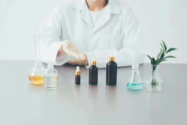Vědec Dermatolog Testující Organický Přírodní Kosmetický Přípravek Laboratoři — Stock fotografie