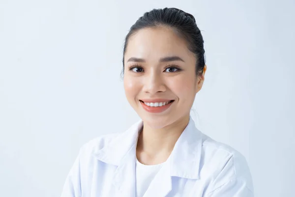 Retrato Médico Asiático Aislado Sobre Fondo Blanco — Foto de Stock