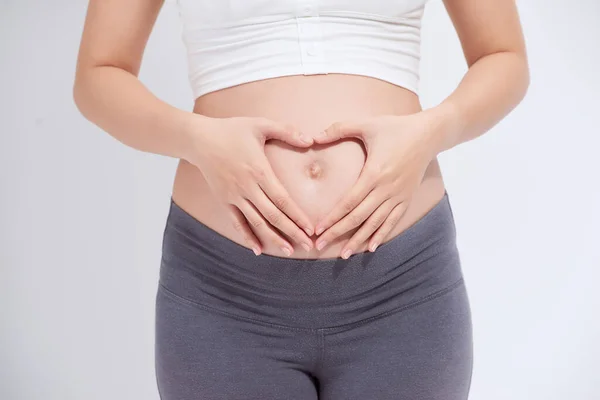 Mulher Grávida Feliz Mãos Dadas Forma Coração Barriga — Fotografia de Stock