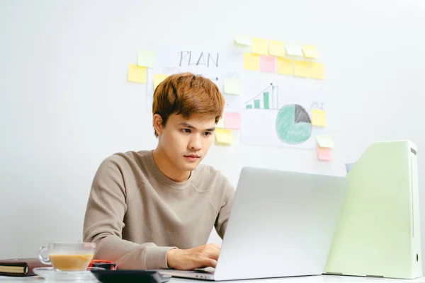 Unglucklicher Asiatischer Geschaftsmann Arbeitet Am Laptop Am Tisch Sitzend Kredit Online Stock Photo 197705284
