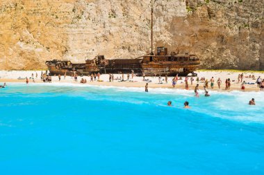 Batık Bay, Zakynthos Island, Yunanistan - 26 Temmuz 2017: Gemi plajındaki turist.