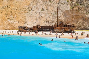 Batık Bay, Zakynthos Island, Yunanistan - 26 Temmuz 2017: Gemi plajındaki turist.